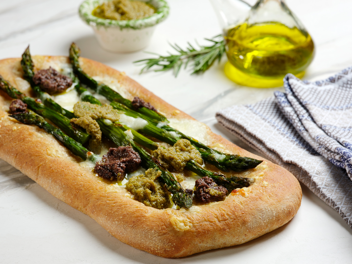 Wholewheat pizza with asparagus, provolone cheese and black & green olives