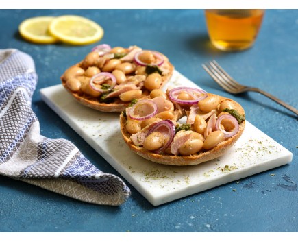  Friselle de blé entier avec haricots blancs,  oignon, sauce pesto au basilic et thon