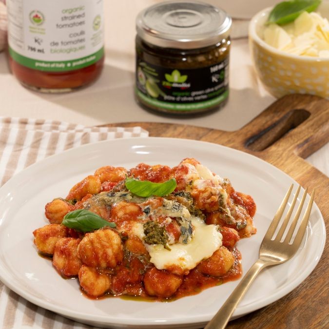 Baked gnocchi with tomato and basil pesto 