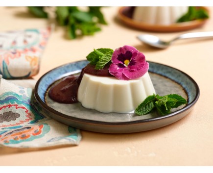 Panna cotta aux amandes avec sauce sucrée aux haricots azuki