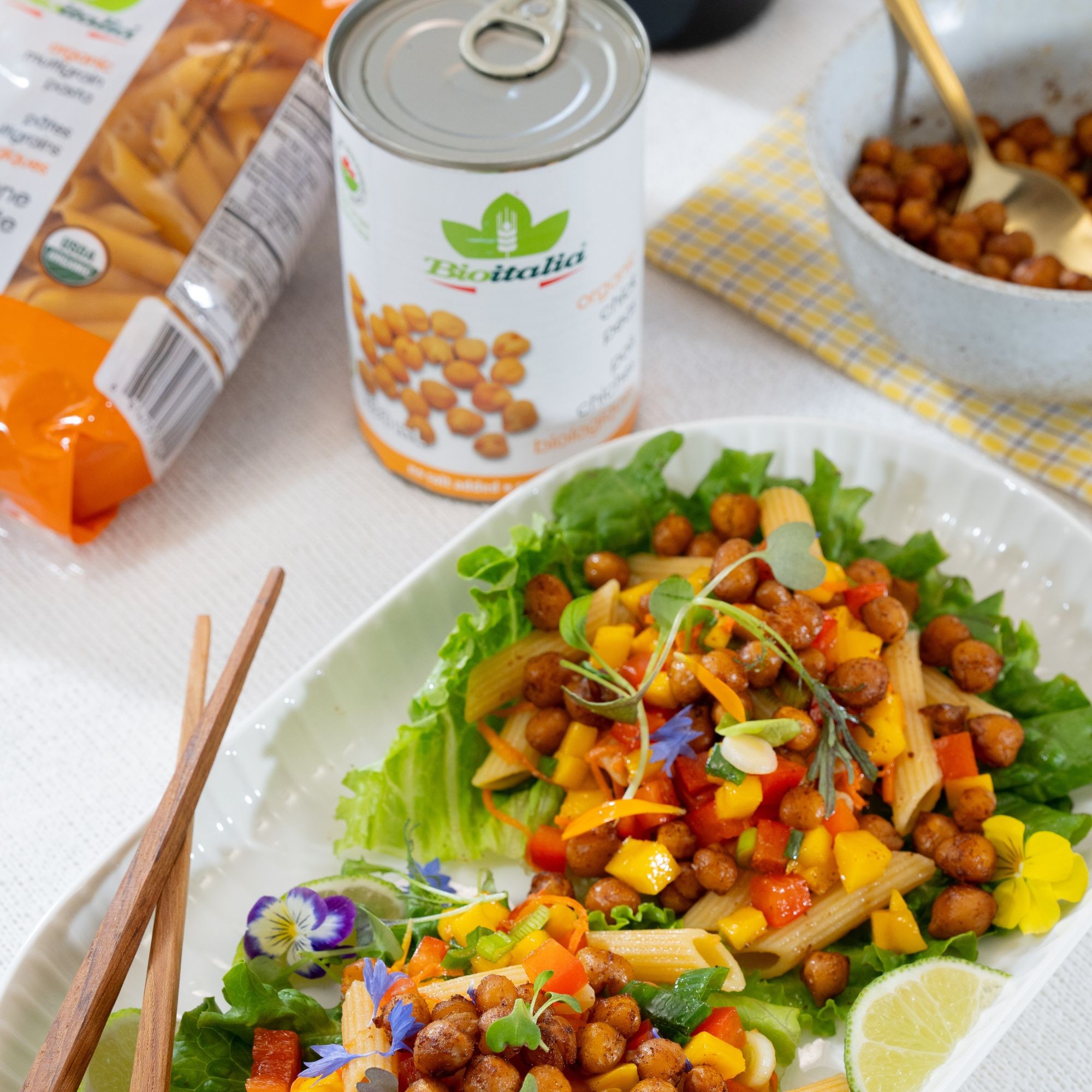 Exotic pasta salad with mango and roasted chickpeas 