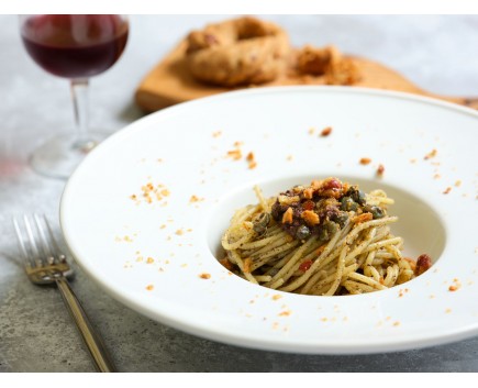 Spaghetti sauce puttanesca blanche avec tarallo émietté